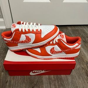 Nike Dunk Low, Woman’s size 8.5, (New) Og all